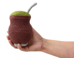 Mão segurando um artesanato de Cuia de chimarrão feito na técnica de crochê amigurumi. Chimarrão, tradicional no sul do Brasil.	