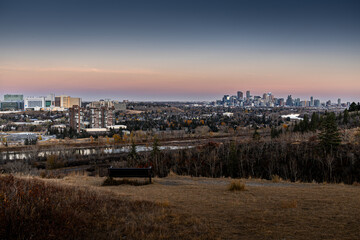Obraz premium Late evening view of downtown Calgary and the Foothills Medical Centre