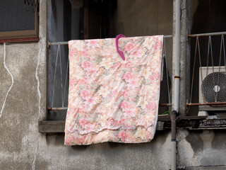 古い住宅に干した布団