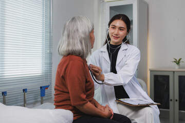 Obraz premium Doctor examining senior patient with stethoscope during checkup