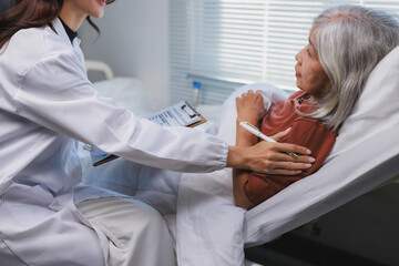 Obraz premium Doctor comforting senior patient during hospital consultation