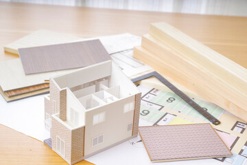 家づくりイメージの住宅模型と設計図