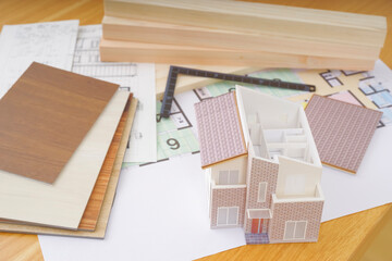 家づくりイメージの住宅模型と設計図