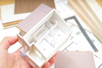 家づくりイメージの住宅模型と設計図