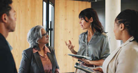 Obraz premium Business people, talking and networking in workshop with tablet for expo, advice and career development. Seminar, group and discussion with tech for connection, collaboration and tradeshow feedback.