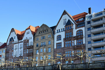 Bunte Fassaden an der Rheinuferpromenade in D&uuml;sseldorf, Deutschland