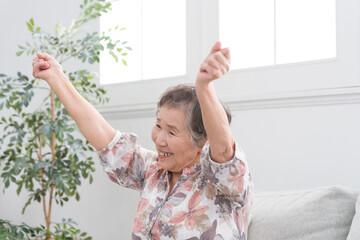ガッツポーズで喜ぶ80代後期高齢者女性