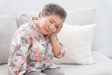 頭痛の80代後期高齢者女性