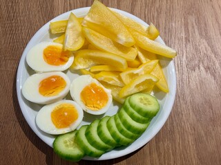 frisches Gem&uuml;se und Ei auf dem Teller 