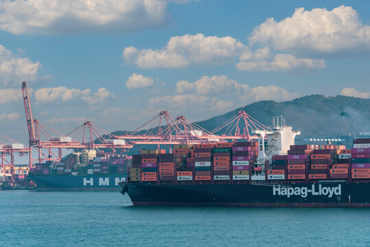Hapag-Lloyd's container ship "ITAJAI EXPRESS" approaches a container terminal in Busan, South Korea. 