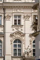Obraz premium Denkmalgeschützte klassizistische Prachtarchitekur am Wiener 