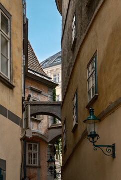 Enger Durchgang mit Mauerb&ouml;gen von der "Griechengasse" zum "Fleischmarkt" in der Wiener Altstadt