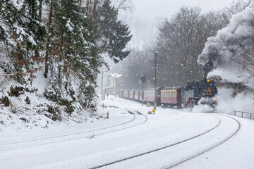 Selketalbahn in Winterlandschaft im Harz