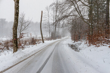 winterlich Schneebedeckte Stra&szlig;e Schnegl&auml;tte