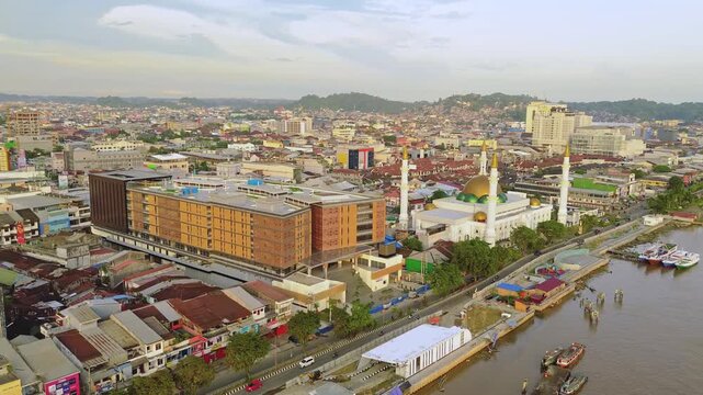 An aerial view of the Pasar Pagi and Darussalam Mosque in Samarinda City