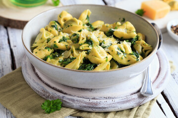 Tortellini mit Spinatso&szlig;e