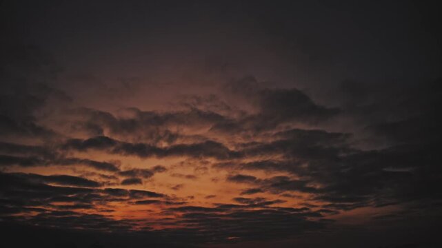 夕焼けから夜へ移ろうドラマチックな雲のタイムラプス（4K）