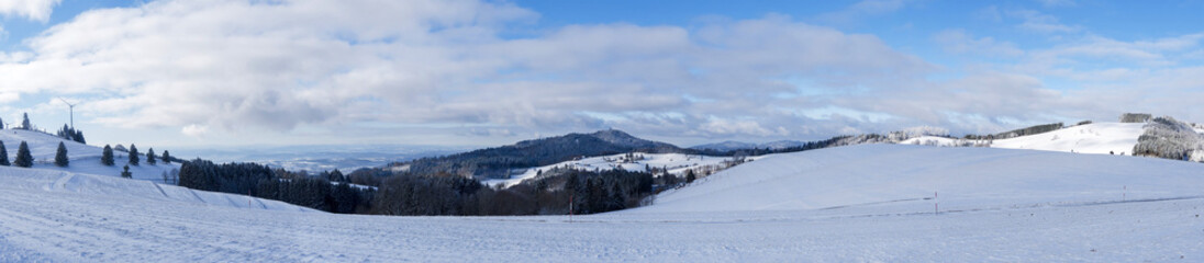 Gersbach M&ouml;hrenblick im Schwarzwald. Die Windkraftanlagen der Hohle Eiche mit Blick auf das Wiesental, den Gipfel des Hohen M&ouml;hr, Schlechtbach und die schneebedeckten H&auml;nge des Rohrenkopfes
