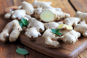 Ingwerknollen auf einem Holzbrett f&uuml;r die Naturheilkunde