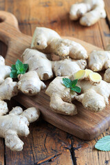 Ingwerknollen auf einem Holzbrett als Heilplanze