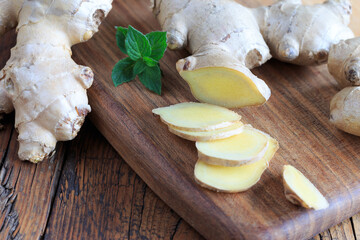 geschnittener ingwer auf Holzbrett