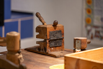 Drewniane zabytkowe urządzenie w manufakturze