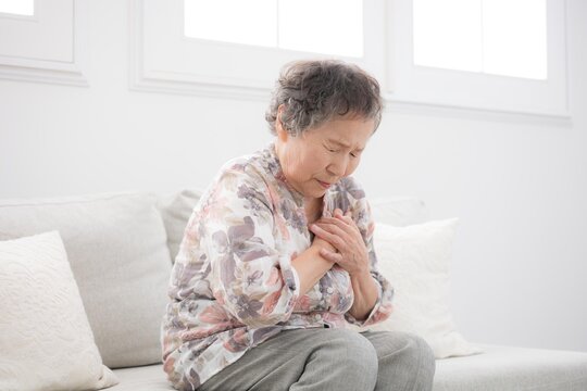 動悸で心臓や胸の痛みが気になる、体調が悪いシニアの後期高齢者女性のイメージ　心筋梗塞&hellip;？肋間神経痛？狭心症？の不安