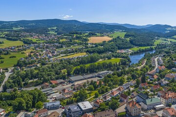 Fototapeta premium Der Luftkurort Viechtach im niederbayerischen Kreis Regen aus der Vogelperspektive