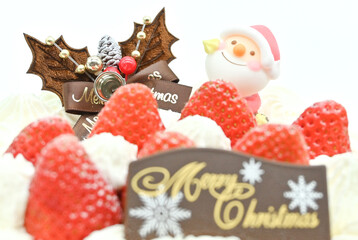 サンタの飾りが可愛い苺のクリスマスケーキ