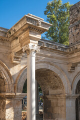 Obraz premium Hadrian Gate, also known as the Uc Kapilar, at the entrance to Antalya Old Town or Kaleici on a sunny day