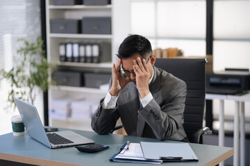 Businessman are under stress from working for poor work.