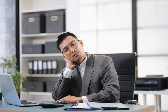 Businessman are under stress from working for poor work.