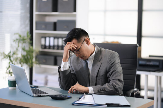 Businessman are under stress from working for poor work.