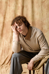 Obraz premium Stylish teenager expressing deep thought in a cozy studio setting