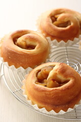 りんごのロールパン