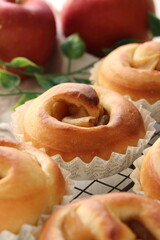 りんごのロールパン