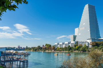 Basler Rheinbad mit Blick auf das Roche Tower am Rhein, Basel