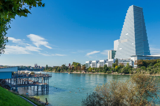 Basler Rheinbad mit Blick auf das Roche Tower am Rhein, Basel