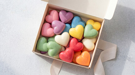 箱に入ったカラフルなハート型のチョコレート