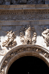 Obraz premium Intricate stone carvings above a grand archway.. Collegiate Church of Santa María la Mayor, in Calatayud, Spain