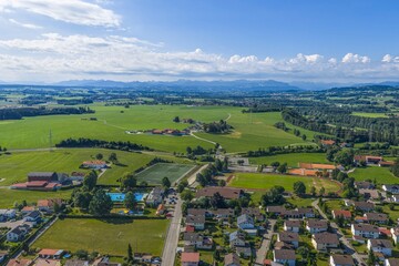 Fototapeta premium Ausblick auf das Alpenvorland im Allgäu rund um Dietmannsried nördlich von Kempten