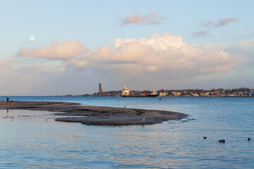 Kieler F&ouml;rde mit Containerschiff und dem K&uuml;stenort Laboe.