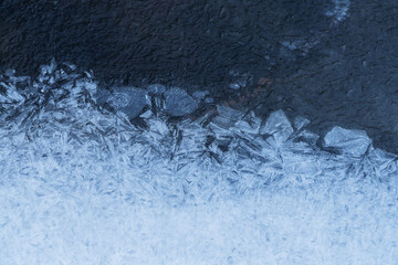 Lodowe wzory na wodzie &ndash; abstrakcyjna struktura lodu w zimnych odcieniach