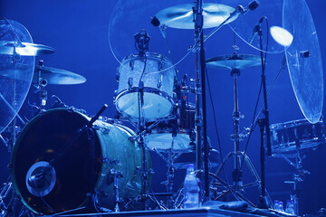 Batterie sur sc&egrave;ne dans une bo&icirc;te de nuit, gros plan de la photo
