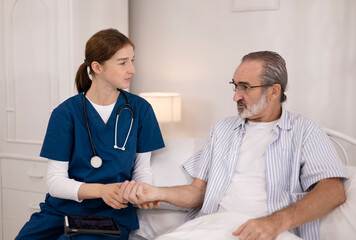 Obraz premium A woman or medical caregiver is speaking with an elderly man to seek advice or assistance regarding elderly care.