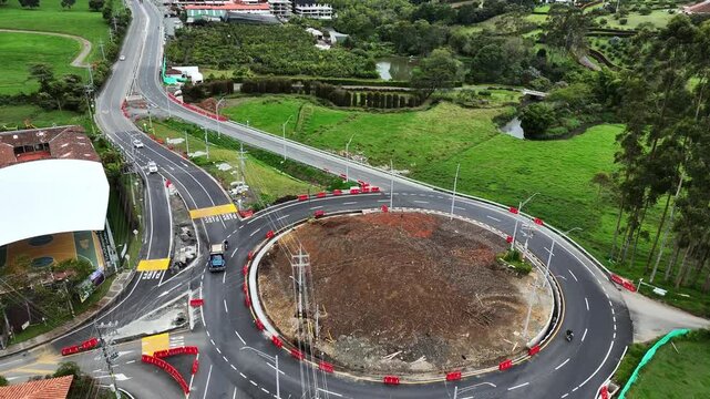 Video a&eacute;reo capturado con drone, sobre el Tramo 2 de la doble calzada de La Ceja a Rionegro, en construcci&oacute;n, Diciembre de 2025
