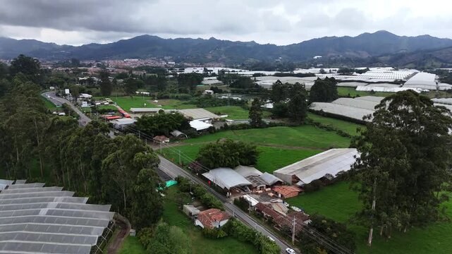 Video a&eacute;reo capturado con drone, sobre el Tramo 2 de la doble calzada de La Ceja a Rionegro, en construcci&oacute;n, Diciembre de 2025