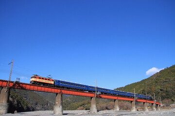 復活を遂げた元JR西日本12系客車を従えて快晴の大井川を渡る大井川鐡道E32形_2026/1/3撮影