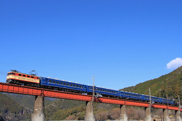 復活を遂げた元JR西日本12系客車を従えて快晴の大井川を渡る大井川鐡道E32形_2026/1/3撮影