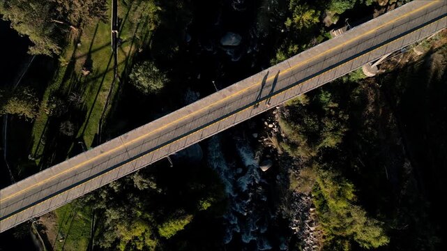 Video del Puente Fierro en Arequipa, una hist&oacute;rica estructura de hierro rodeada de paisaje urbano y andino. Ideal para proyectos de turismo, historia y arquitectura en Per&uacute;.